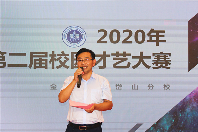 9.王振利副校长宣读获奖名单.jpg