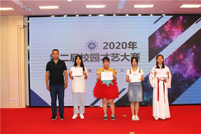 10.学工处杨波主任为获得优秀奖的节目颁奖.jpg