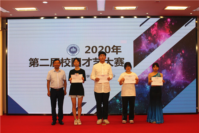 12.王振利副校长为获得个人单项奖的选手颁奖.jpg