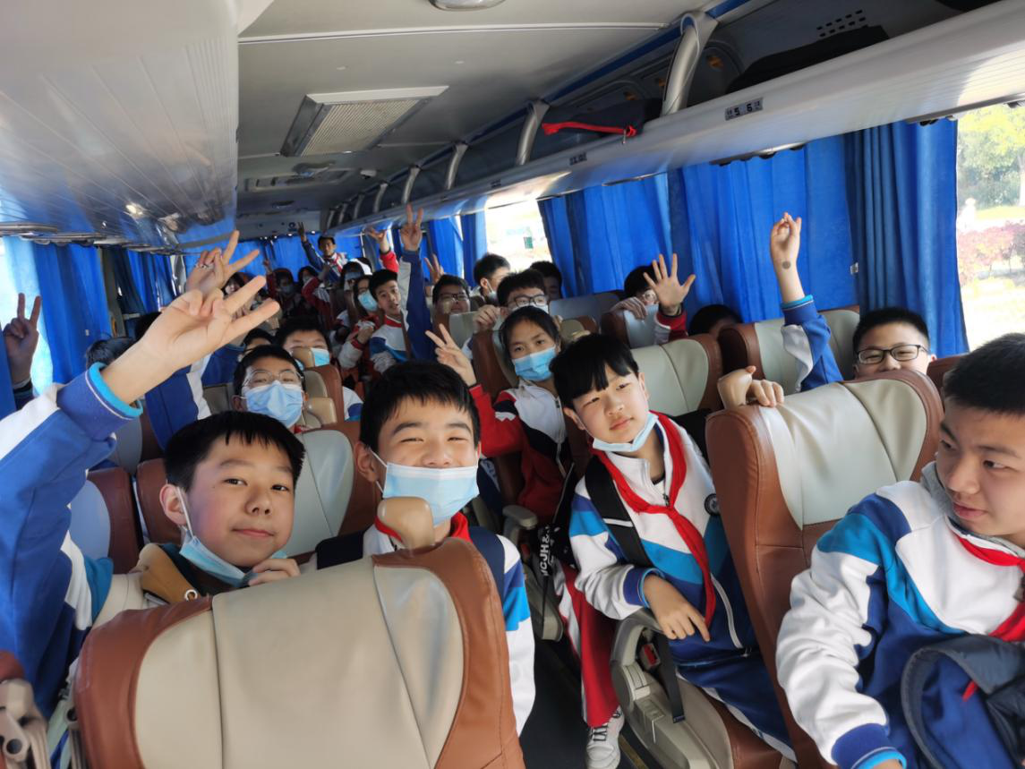 乘坐大巴启程.png